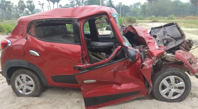 अनियंत्रित कार खड़े ट्रक से टकराई, मौके पर 4 की मौत ट्रक से टकरा कर दुर्घटनाग्रस्त हुई कार