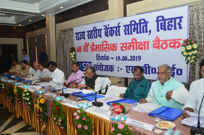 होटल चाणक्या में आयोजित एसएलबीसी की 68 वीं बैठक में उपमुख्यमंत्री सुशील कुमार मोदी व अन्य।