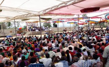 आदिवासियों की पीड़ा आदिवासी अफसर ही समझ सकते हैं गुमला जिले के डुमरी में आदिवासियों की सभा