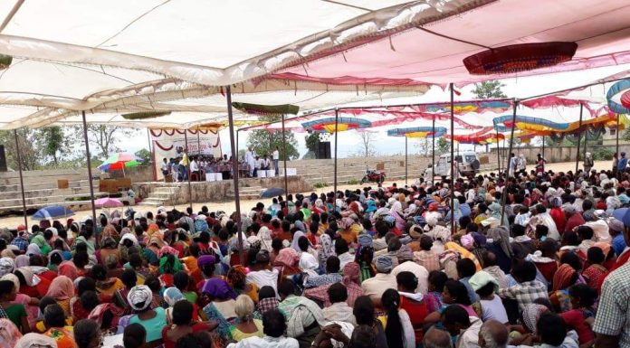 आदिवासियों की पीड़ा आदिवासी अफसर ही समझ सकते हैं गुमला जिले के डुमरी में आदिवासियों की सभा