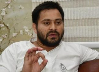 पटना लौटे तेजस्वी, बताया- हड्डी का इलाज कराने गये थे बिहार विधानसभा चुनाव में आरजेडी सोशल इंजीनियरिंग के अब तक आजमाए नुस्खे से अलग प्रयोग करने जा रहा है। आरजेडी इस बार सवर्णों को साधने की कोशिश में है।