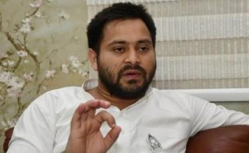 पटना लौटे तेजस्वी, बताया- हड्डी का इलाज कराने गये थे बिहार विधानसभा चुनाव में आरजेडी सोशल इंजीनियरिंग के अब तक आजमाए नुस्खे से अलग प्रयोग करने जा रहा है। आरजेडी इस बार सवर्णों को साधने की कोशिश में है।