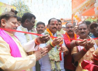 स्वच्छता व विनम्रता के मूलमंत्र के साथ देवघर मेले का शुभारंभ देवघर श्रावणी मेले का उद्घाटन करते झारखंड के मुख्यमंत्री रघुवर दास
