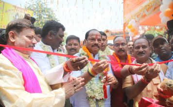 स्वच्छता व विनम्रता के मूलमंत्र के साथ देवघर मेले का शुभारंभ देवघर श्रावणी मेले का उद्घाटन करते झारखंड के मुख्यमंत्री रघुवर दास