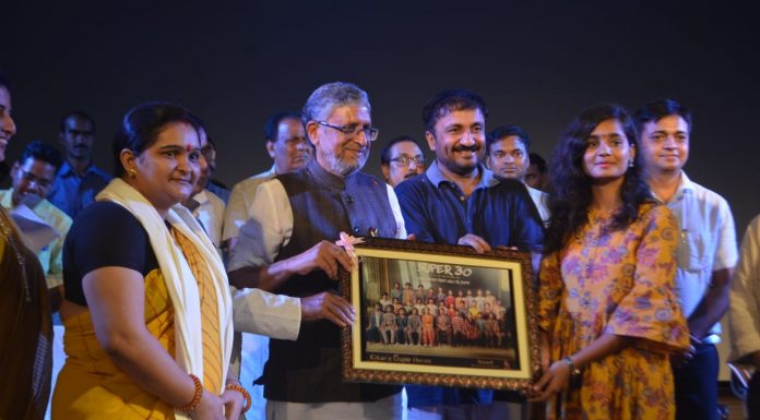 ‘सुपर 30’ फिल्म की बिहार के डिप्टी सीएम सुशील मोदी ने तारीफ की किलकारी भवन, पटना में आयोजित समारोह में फिल्म ‘सुपर 30’ के बाल कालाकारों व उनके अभिभावकों को सम्मानित करने के बाद उन्हें सम्बोधित करते हुए उपमुख्यमंत्री सुशील कुमार मोदी।