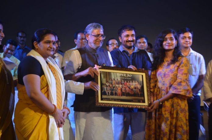 18sumo किलकारी भवन, पटना में आयोजित समारोह में फिल्म ‘सुपर 30’ के बाल कालाकारों व उनके अभिभावकों को सम्मानित करने के बाद उन्हें सम्बोधित करते हुए उपमुख्यमंत्री सुशील कुमार मोदी।