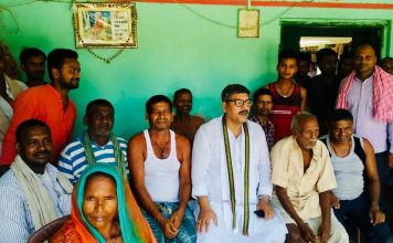 भागलपुर में जनसंपर्क अभियान के दौरान आज आनन्द माधव ने जनसंपर्क करते कांग्रेस नेता आनन्द माधव