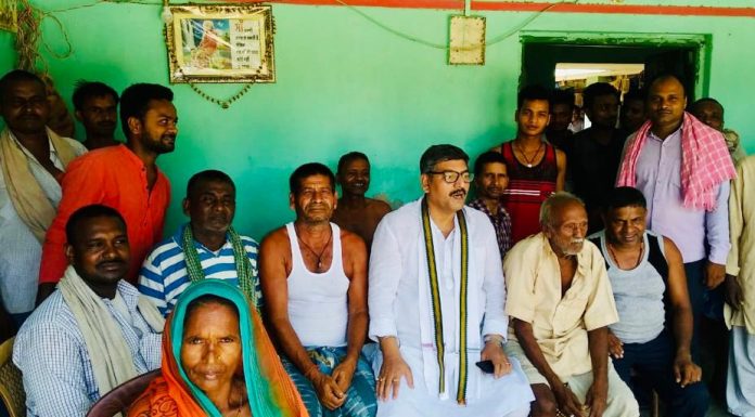 भागलपुर में जनसंपर्क अभियान के दौरान आज आनन्द माधव ने जनसंपर्क करते कांग्रेस नेता आनन्द माधव