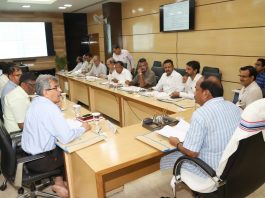 वन्य जीवों को सुरक्षित आवागमन के लिए रास्ता देंः रघुवर दास मुख्यमंत्री रघुवर दास ने झारखंड मंत्रालय में झारखंड राज्य वन्य जीव पर्षद की बैठक की