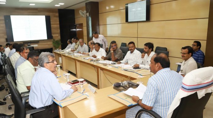 वन्य जीवों को सुरक्षित आवागमन के लिए रास्ता देंः रघुवर दास मुख्यमंत्री रघुवर दास ने झारखंड मंत्रालय में झारखंड राज्य वन्य जीव पर्षद की बैठक की