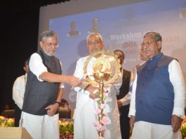 बिहार के किसी भी क्षेत्र से पटना 5 घंटे में पहुंचने के लक्ष्य पर काम कार्यशाला का उद्धाटन करते मुख्यमंत्री नीतीश कुमार, उपमुख्यमंत्री सुशील मोदी और पथ निर्माण मंत्री नंद किशोर यादव