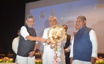 बिहार के किसी भी क्षेत्र से पटना 5 घंटे में पहुंचने के लक्ष्य पर काम कार्यशाला का उद्धाटन करते मुख्यमंत्री नीतीश कुमार, उपमुख्यमंत्री सुशील मोदी और पथ निर्माण मंत्री नंद किशोर यादव