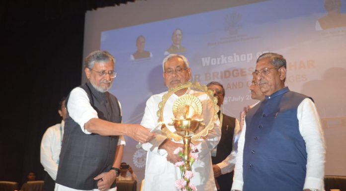 बिहार के किसी भी क्षेत्र से पटना 5 घंटे में पहुंचने के लक्ष्य पर काम कार्यशाला का उद्धाटन करते मुख्यमंत्री नीतीश कुमार, उपमुख्यमंत्री सुशील मोदी और पथ निर्माण मंत्री नंद किशोर यादव