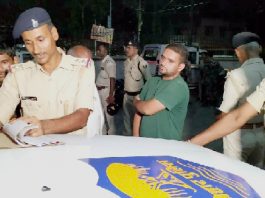 युवक की गोली मारकर हत्या, शव को सड़क के किनारे फेंका युवक का शव मिलने के बाद पूछताछ में जुटी पुलिस