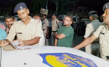 युवक की गोली मारकर हत्या, शव को सड़क के किनारे फेंका युवक का शव मिलने के बाद पूछताछ में जुटी पुलिस