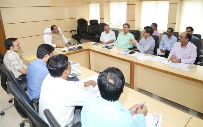 झारखंड मंत्रालय में मुख्यमंत्री रघुवर दास ने उद्योग और खान एवं भूतत्व विभाग के कार्य प्रगति की समीक्षा की