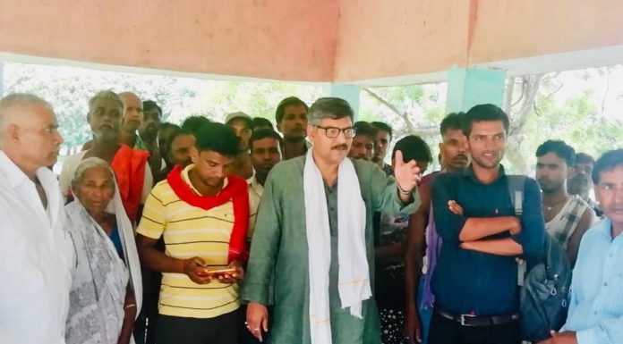 कांग्रेस अब भी जिंदा है हर गांव, हर पंचायत मेंः आनन्द माधव जनसंपर्क करते बिहार कांग्रेस रिसर्च विभाग व मैनिफेस्टो कमिटी के अध्यक्ष आनन्द माधव