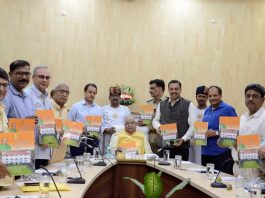 बिहार में उच्च शिक्षा पर आधारित पुस्तक गवर्नर को भेंट की