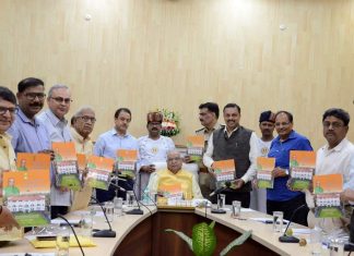 बिहार में उच्च शिक्षा पर आधारित पुस्तक गवर्नर को भेंट की