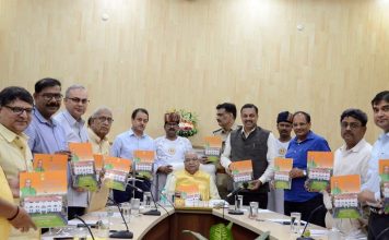 बिहार में उच्च शिक्षा पर आधारित पुस्तक गवर्नर को भेंट की