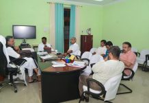 10 जुलाई तक यूनिवर्सिटी के शिक्षकों व कर्मियों को वेतन-पेंशन बैठक करते उपमुख्यमंत्री सुशील कुमार मोदी