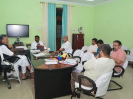 10 जुलाई तक यूनिवर्सिटी के शिक्षकों व कर्मियों को वेतन-पेंशन बैठक करते उपमुख्यमंत्री सुशील कुमार मोदी