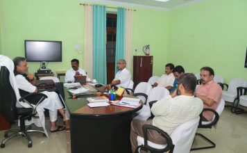 10 जुलाई तक यूनिवर्सिटी के शिक्षकों व कर्मियों को वेतन-पेंशन बैठक करते उपमुख्यमंत्री सुशील कुमार मोदी