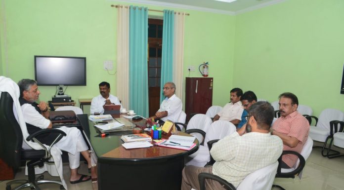 10 जुलाई तक यूनिवर्सिटी के शिक्षकों व कर्मियों को वेतन-पेंशन बैठक करते उपमुख्यमंत्री सुशील कुमार मोदी
