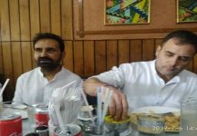 राहुल गांधी को मानहानि के एक मामले में जमानत मिल गयी पटना के एक रेस्टूरेंट में जलपान करते राहुल गांधी