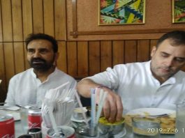 राहुल गांधी को मानहानि के एक मामले में जमानत मिल गयी पटना के एक रेस्टूरेंट में जलपान करते राहुल गांधी