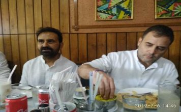 राहुल गांधी को मानहानि के एक मामले में जमानत मिल गयी पटना के एक रेस्टूरेंट में जलपान करते राहुल गांधी