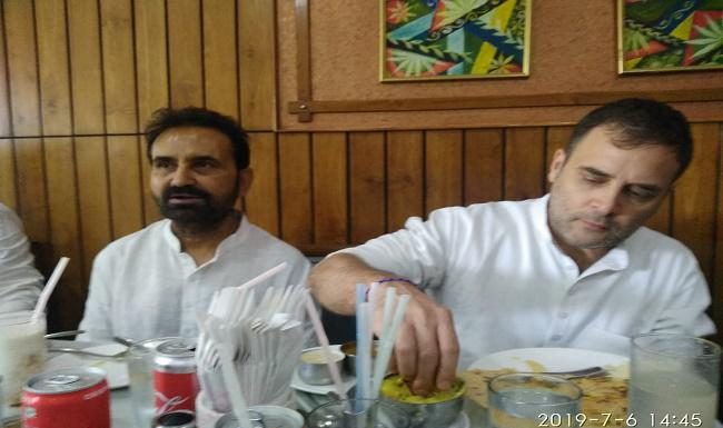 राहुल गांधी को मानहानि के एक मामले में जमानत मिल गयी पटना के एक रेस्टूरेंट में जलपान करते राहुल गांधी