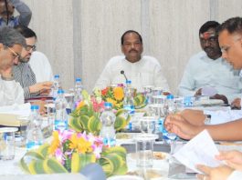 स्वच्छता और विनम्रता पर श्रावणी मेला में रहे जोरः रघुवर देवघर में बैठक करते झारखंड के मुख्यमंत्री रघुवर दास