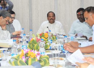 स्वच्छता और विनम्रता पर श्रावणी मेला में रहे जोरः रघुवर देवघर में बैठक करते झारखंड के मुख्यमंत्री रघुवर दास