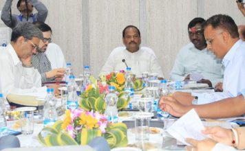 स्वच्छता और विनम्रता पर श्रावणी मेला में रहे जोरः रघुवर देवघर में बैठक करते झारखंड के मुख्यमंत्री रघुवर दास