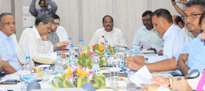 देवघर में बैठक करते झारखंड के मुख्यमंत्री रघुवर दास
