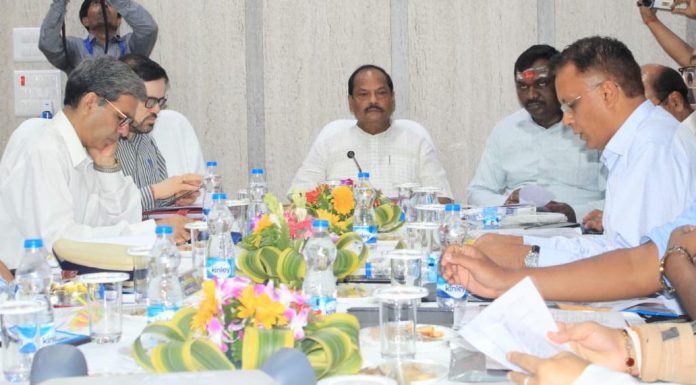 स्वच्छता और विनम्रता पर श्रावणी मेला में रहे जोरः रघुवर देवघर में बैठक करते झारखंड के मुख्यमंत्री रघुवर दास