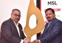 एडवांटेज को बेंगलुरू में मिला गोल्ड साउथ-एशिया सेबर अवार्ड अवार्ड ग्रहण करते एडवांटेज के सीईओ खुर्शीद अहमद