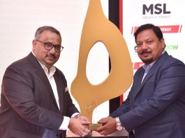 एडवांटेज को बेंगलुरू में मिला गोल्ड साउथ-एशिया सेबर अवार्ड अवार्ड ग्रहण करते एडवांटेज के सीईओ खुर्शीद अहमद