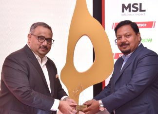 एडवांटेज को बेंगलुरू में मिला गोल्ड साउथ-एशिया सेबर अवार्ड अवार्ड ग्रहण करते एडवांटेज के सीईओ खुर्शीद अहमद
