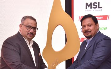 एडवांटेज को बेंगलुरू में मिला गोल्ड साउथ-एशिया सेबर अवार्ड अवार्ड ग्रहण करते एडवांटेज के सीईओ खुर्शीद अहमद