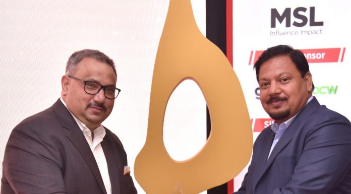 एडवांटेज को बेंगलुरू में मिला गोल्ड साउथ-एशिया सेबर अवार्ड अवार्ड ग्रहण करते एडवांटेज के सीईओ खुर्शीद अहमद