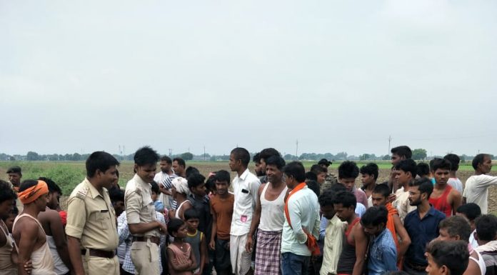 बिहार के हैं तो ये खबरें आप जरूर पढ़ना चाहेंगे सारण जिले के डोरीगंज में युवती की लाश मिलने की सूचना पर जुटी भीड़