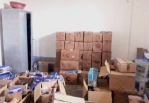 ट्रैक्टर शो रूम से नकद समेत 4 लाख मूल्य की संपत्ति चोरी शो रूम में चोरी के बाद बिखरे सामान