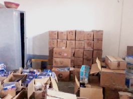 ट्रैक्टर शो रूम से नकद समेत 4 लाख मूल्य की संपत्ति चोरी शो रूम में चोरी के बाद बिखरे सामान