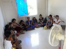 आर्केस्ट्रा की 9 लड़कियों व 2 लड़कों समेत सरगना गिरफ्तार आर्केस्ट्रा में काम करने के लिए बुला कर बंधक बनाने वाले से मुक्त करायी गयीं असम की 9 लड़कियां