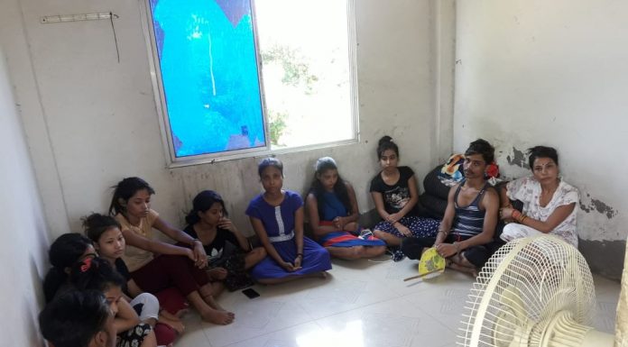 आर्केस्ट्रा की 9 लड़कियों व 2 लड़कों समेत सरगना गिरफ्तार आर्केस्ट्रा में काम करने के लिए बुला कर बंधक बनाने वाले से मुक्त करायी गयीं असम की 9 लड़कियां