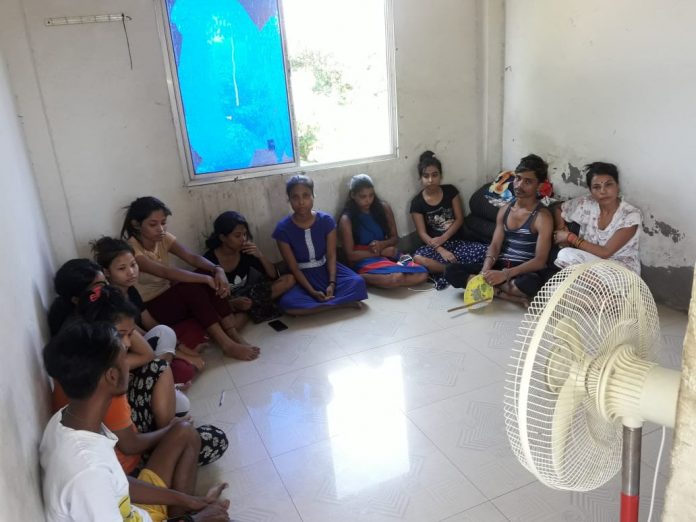 आर्केस्ट्रा में काम करने के लिए बुला कर बंधक बनाने वाले से मुक्त करायी गयीं असम की 9 लड़कियां