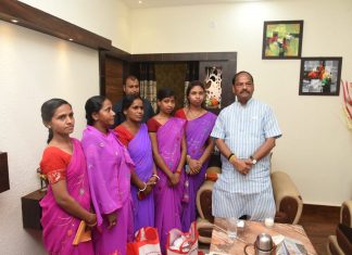 संथाल की आदिवासी महिलाओं को गुमराह किया गया: रघुवर पाकुड़ में सखी मंडल की सदस्यों से मिले मुख्यमंत्री रघुवर दास, कहा- आपकी भूमिका राज्य के विकास में अहम है। आप बहनें आदिवासी गांव की महिलाओं को विकास के लिए जागरूक करें