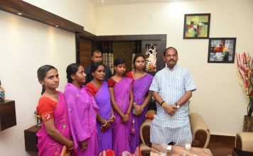 संथाल की आदिवासी महिलाओं को गुमराह किया गया: रघुवर पाकुड़ में सखी मंडल की सदस्यों से मिले मुख्यमंत्री रघुवर दास, कहा- आपकी भूमिका राज्य के विकास में अहम है। आप बहनें आदिवासी गांव की महिलाओं को विकास के लिए जागरूक करें